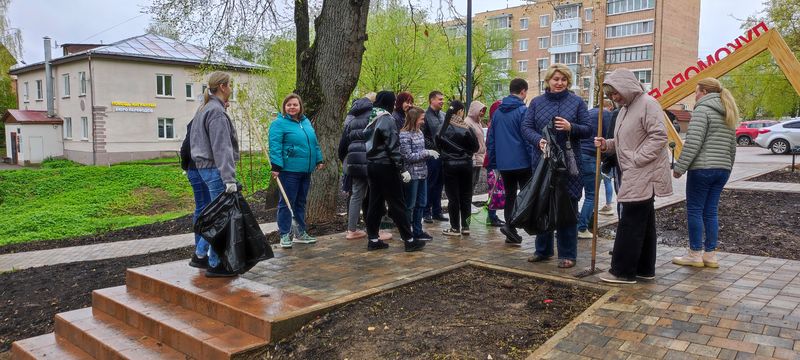 Сотрудники налоговой инспекции навели чистоту в рузском парке «Лукоморье»