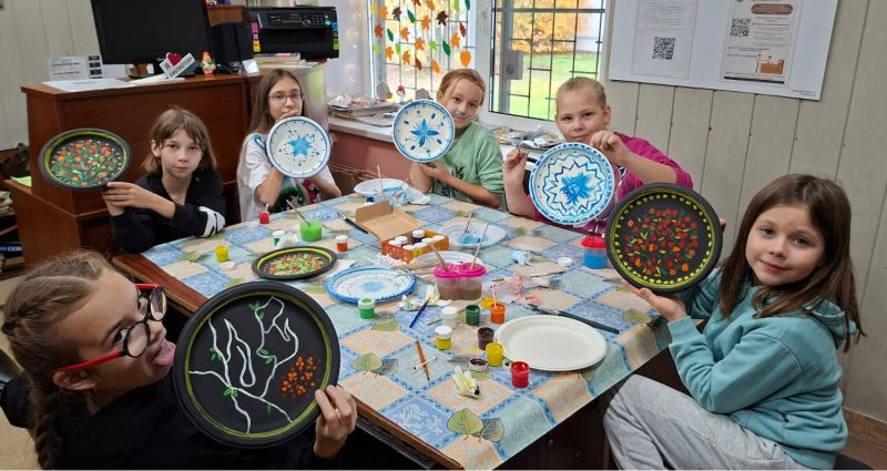 Сытьковские ребята осваивали гжельскую и хохломскую росписи