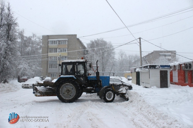 Максим Тарханов: «Более 20 единиц техники ежедневно проводят работы по уборке снега»