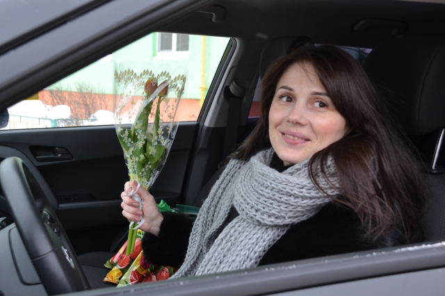 В канун Международного женского дня Госавтоинспекторы Рузского округа провели акцию «Цветы для автоледи».