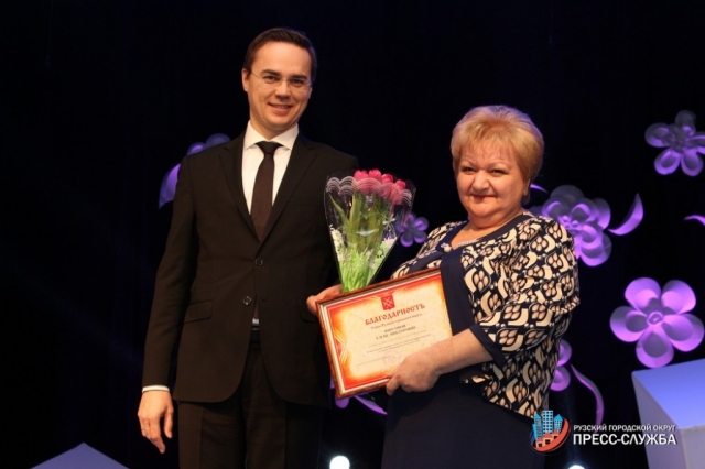 Максим Тарханов поздравил женщин с 8 марта
