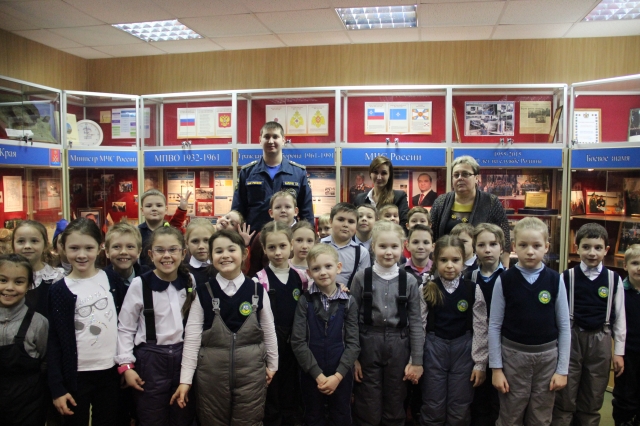 Школьники посетили Рузский центр обеспечения пунктов управления МЧС России