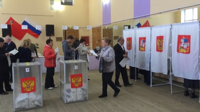 Максим Тарханов подписал около 700 приглашений на выборы для тех, кто проголосует впервые