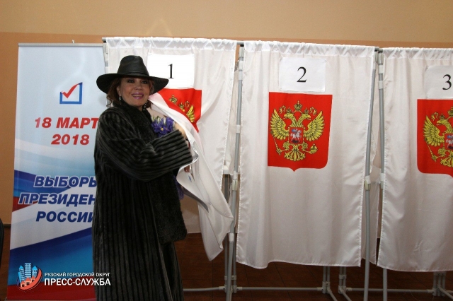 Певица Азиза проголосовала на избирательном участке в Рузе