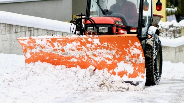 Более 6,5 тыс. сотрудников коммунальных предприятий расчищают снег в Подмосковье