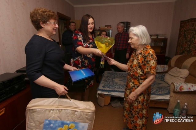 Жительнице Рузского округа передали поздравления от Президента России