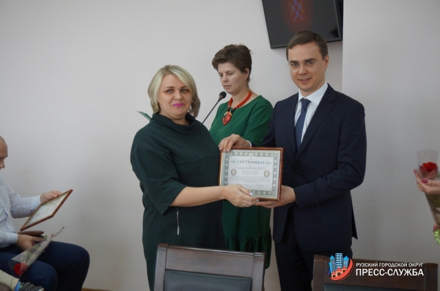 Сертификаты на улучшение жилищных условий вручили 23 семьям Рузского округа