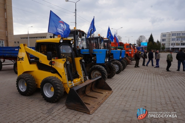 В Рузском округе прошел парад спецтехники в честь открытия субботника 21 апреля