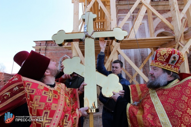 В Рузском округе освятили купола реставрируемого храма