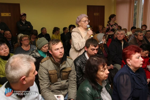 Максим Тарханов поручил провести благоустройство одного из дворов села Покровское