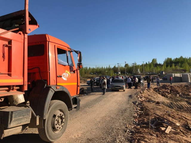На временную площадку хранения отходов в районе деревни Щелканово начали завозить отходы