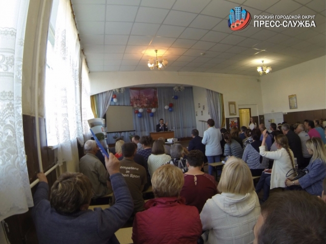 Максим Тарханов наградил старосту деревни Горбово за активную гражданскую позицию