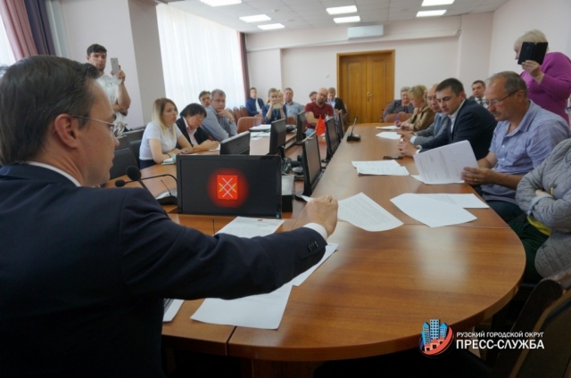 Глава Рузского городского округа передал старосте деревни Щелканово разрешительные документы на обустройство площадки временного складирования отходов