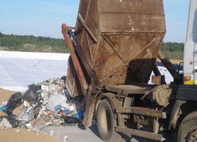 Пять машин отходов завезли на временную площадку складирования в районе деревни Щелканово