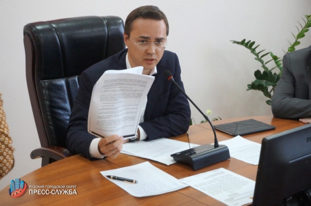 Максим Тарханов передал старосте деревни Щелканово разрешительные документы на обустройство площадки временного складирования отходов