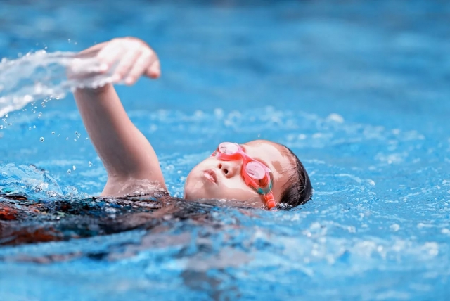 Около 50 тысяч детей Московской области научатся плавать