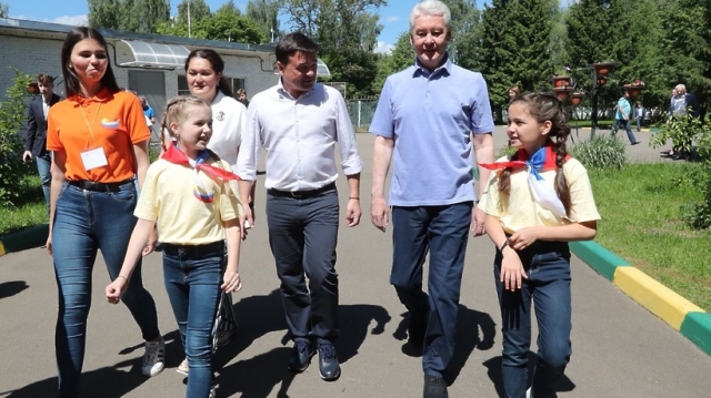 Губернатор Подмосковья и мэр Москвы угостили детей пломбиром в лагере «Юнармеец» 