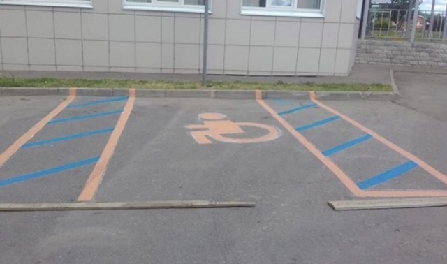 Возле МФЦ в Рузе оборудовали место парковки для инвалидов