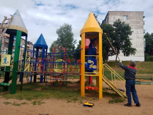 В поселке Тучково привели в порядок детскую площадку 