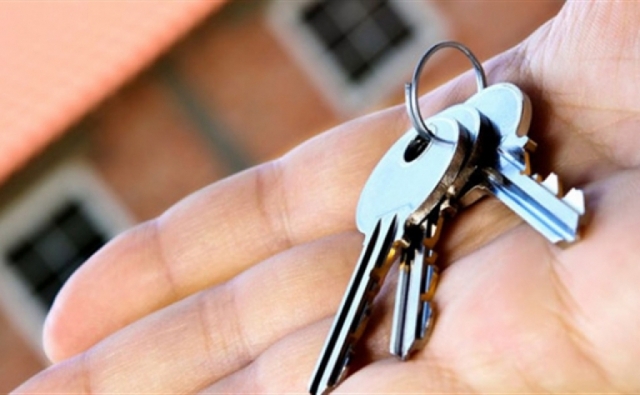 Выпускникам школ-интернатов вручили ключи от квартир в Рузском округе