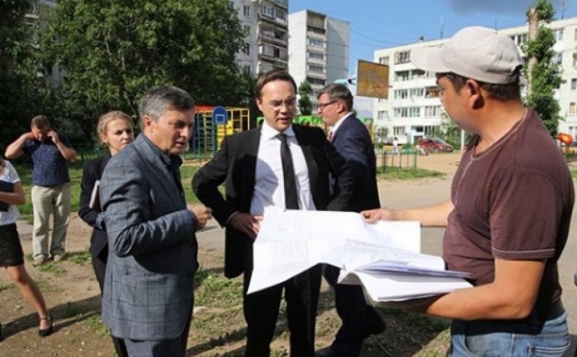 Тарханов провел инспекцию работ по ремонту асфальта в поселке Тучково