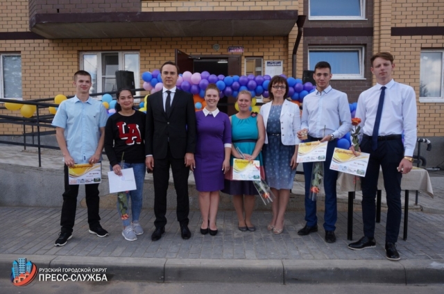 Дети-сироты получили ключи от квартир в Рузском округе