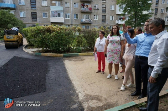 Максим Тарханов проконтролировал ход работ по благоустройству дворовых территорий