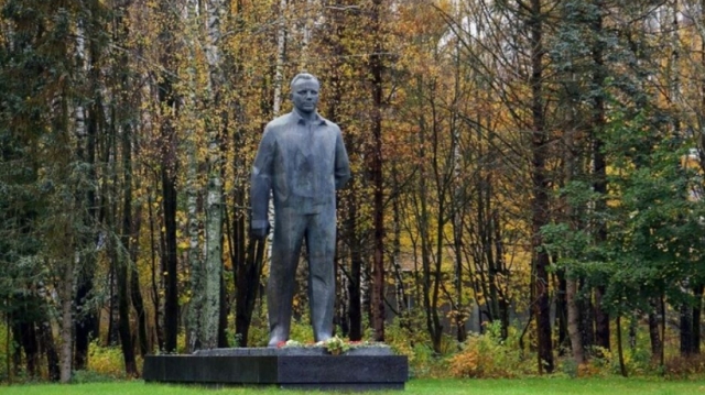 Губернатор, гендиректор «Роскосмоса» и космонавты возложили цветы к памятнику Гагарину в Звездном городке