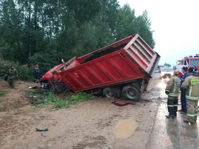 Водитель грузовика погиб в автокатастрофе в Рузском округе