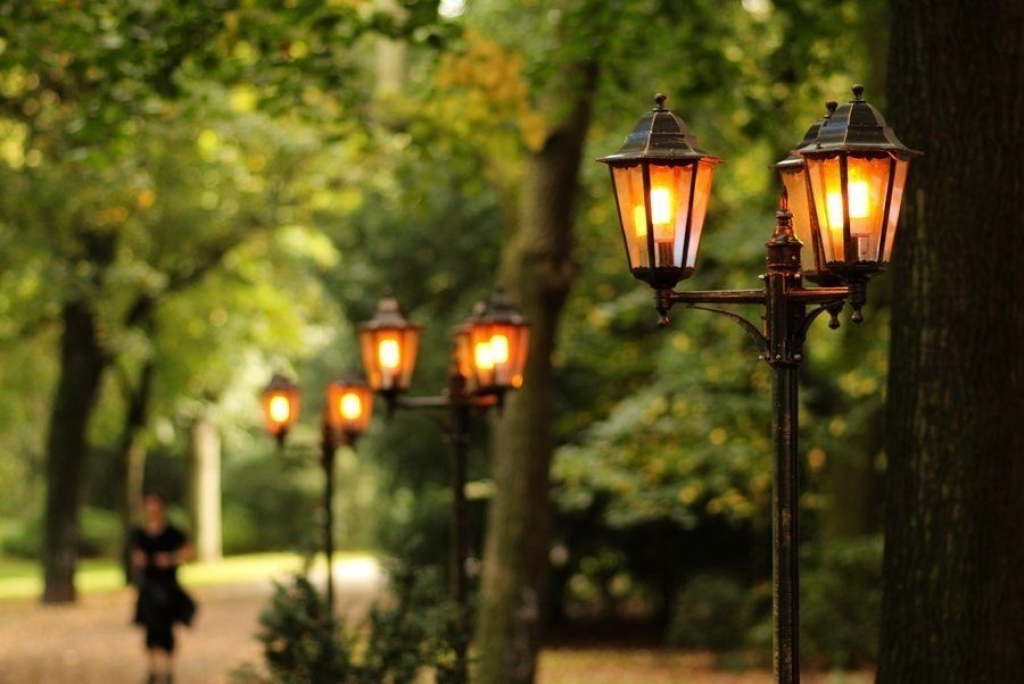 Шагающая фонари. Уличное освещение. Уличный фонарь. Фонари в парках. Аллея с фонарями.