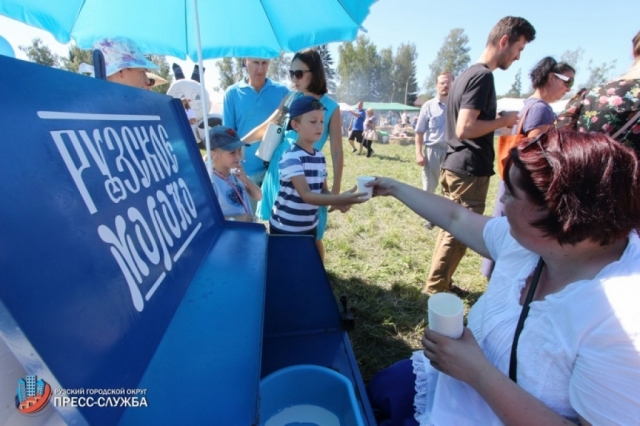 300 литров молока раздали на фестивале «Молочная река» в Рузском округе