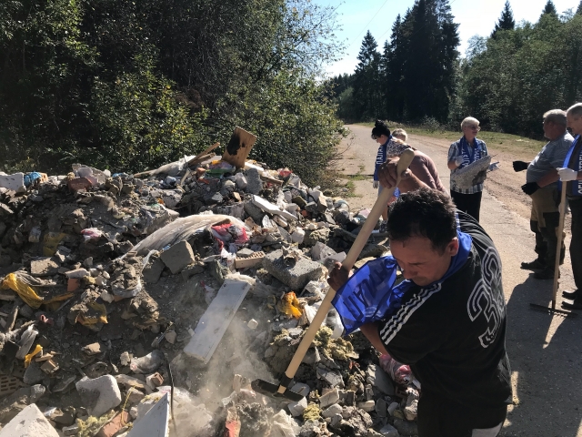 Волонтеры ликвидировали незаконный навал мусора в Рузском городском округе