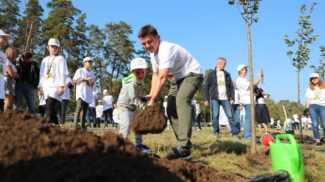 Воробьев с сыном посадил дерево в рамках акции «Наш лес»