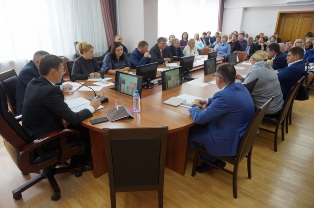 Максим Тарханов поручил оперативно рассматривать заявки жителей о проблемах в ходе старта отопительного сезона