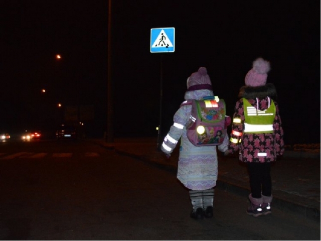 Сотрудники ДПС Рузского округа напомнили пешеходам о светоотражающей одежде