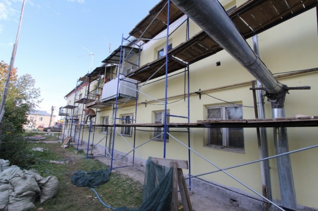 Глава Рузского городского округа проинспектировал ход работ по ремонту фасада дома в Колюбакино