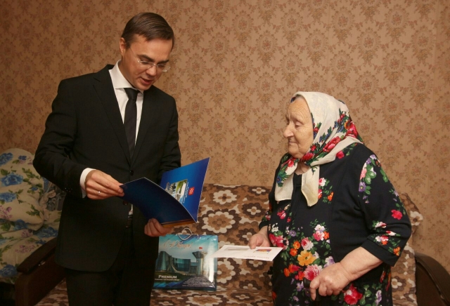 Глава Рузского городского округа поздравил жительницу с 90-летием