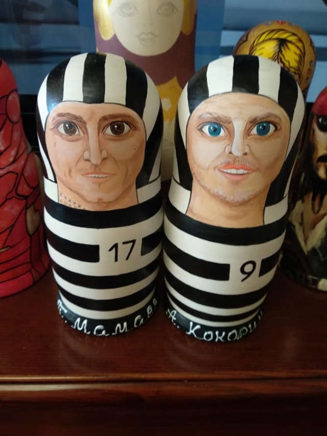 Мастерица из Рузы изобразила футболистов Кокорина и Мамаева на матрешках в тюремных робах