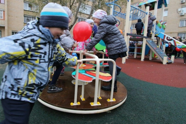 В рамках программы по благоустройству дворовых территорий установлена новая детская площадка в Рузе