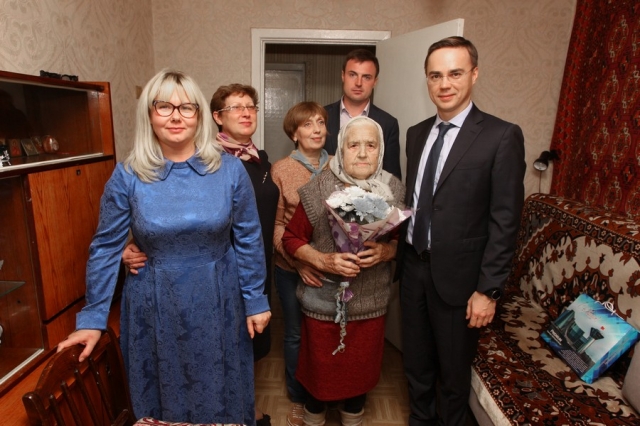 Максим Тарханов поздравил жительницу Рузского городского округа с 90-летием