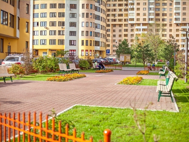 Более 1300 дворов благоустроено в Подмосковье с начала года