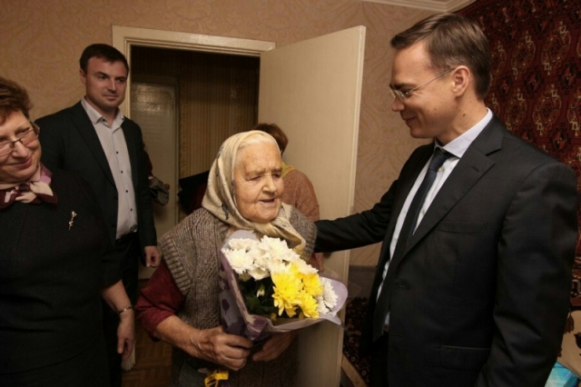 Максим Тарханов поздравил жительницу Рузского округа с 90-летием