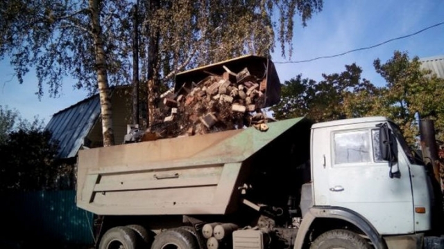 Своевременно вывозить строительный мусор с площадок благоустройства центральной части Рузы поручил Дмитрий Шведов