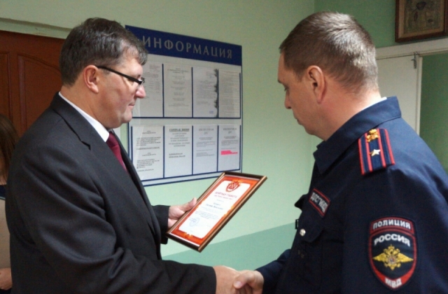 Дорожных полицейских поздравили с Днем сотрудников органов внутренних дел в Рузском округе