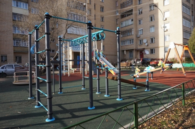 Детскую игровую площадку установили в Рузе в рамках программы благоустройства дворовых территорий