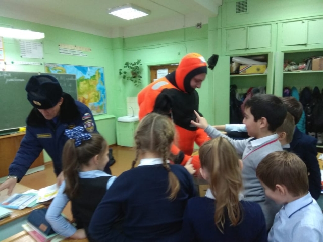 Сотрудники «Мособлпожспас» побывали в гостях у школьников начальных классов одной из школ в Рузском округе