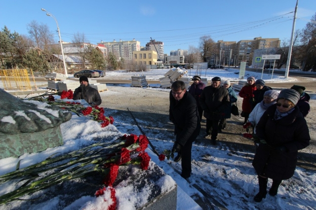 Цветы возложили к памятнику Зое Космодемьянской в Рузском городском округе в день годовщины казни Героя Советского Союза