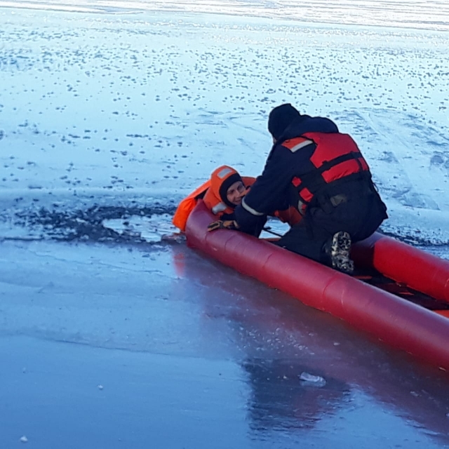 Сотрудники «Мособлпожспас» провели занятия по спасению из ледяной полыньи