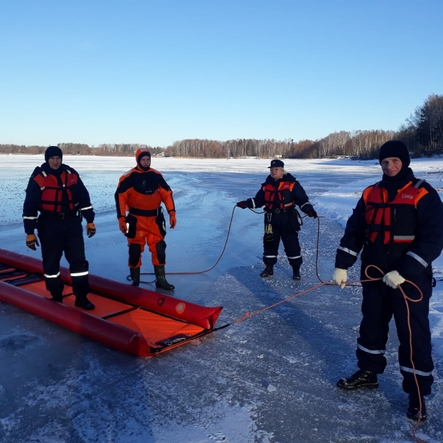 Спасатели провели занятия по спасению из ледяной полыньи в Рузском округе