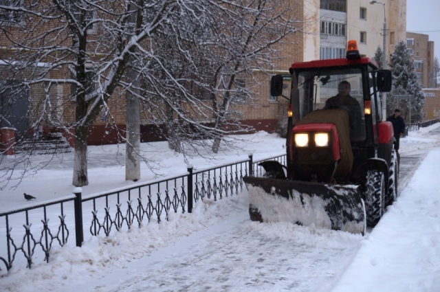 Около 1000 единиц спецтехники расчищают снег во дворах и на общественных пространствах Московской области